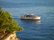 Buy a Greenline 40 Hybrid Yacht 40 at Shestakov Yacht Sales