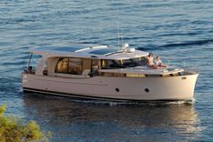 the best price on Greenline 40 Hybrid Yacht