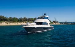 BUZZ 57 Enclosed Flybridge