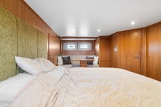 the best price on LADY GIGI 64
