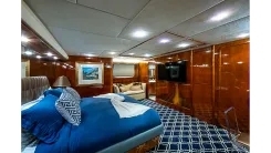 the best price on SHALIMAR 1994